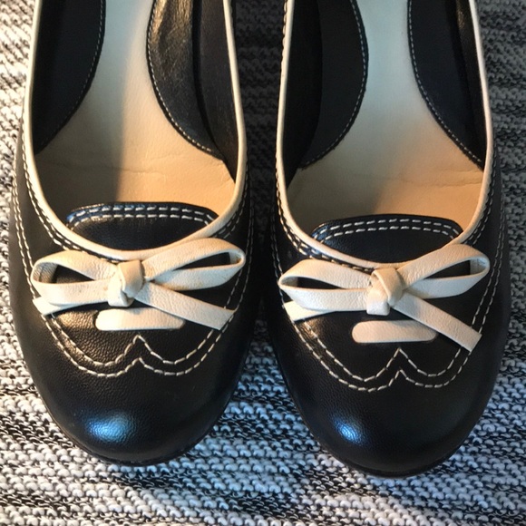 Cole Haan black and cream pumps - Picture 4 of 8